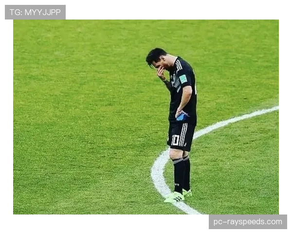 特写：当终场哨响，即将离队的波鸿队长泪洒主场